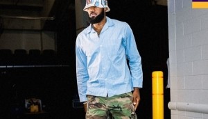 清爽穿搭 湖人官推晒赛前入场照：在奥兰多